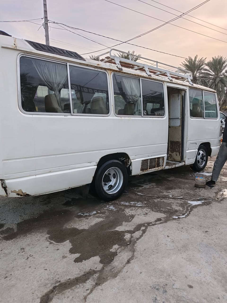 عليكم سياره كوستر عريض للبيع مكـينه ونجي حديث 2000مكينه وكير أحسن شرط الاستفسار فقط ع الخط ***********
