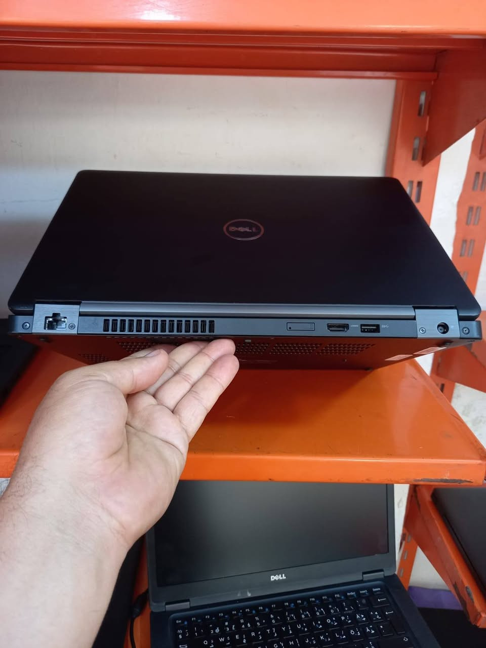 لابتوب دل dell 5480
فئة المعالج  HQ
المعالج كور اي 7 الجيل 6
 من فئة HQ
الهارد    256    ssd 
الرام 8.     ddr4 
حجم الشاشة  14 
الشاحنة اصلية 
يحتوي على منفذ تايب سي للشحن او نقل البيانات
نظام التشغيل ويندوز 10 عربي انكليزي 
الملحقات شاحنة وجنطة 
السعر  225
***********
***********
يوجد توصيل

متوفر 
تتوفر مجموعة لابتوبات بأسعار مناسبة ومواصفات مختلفة
