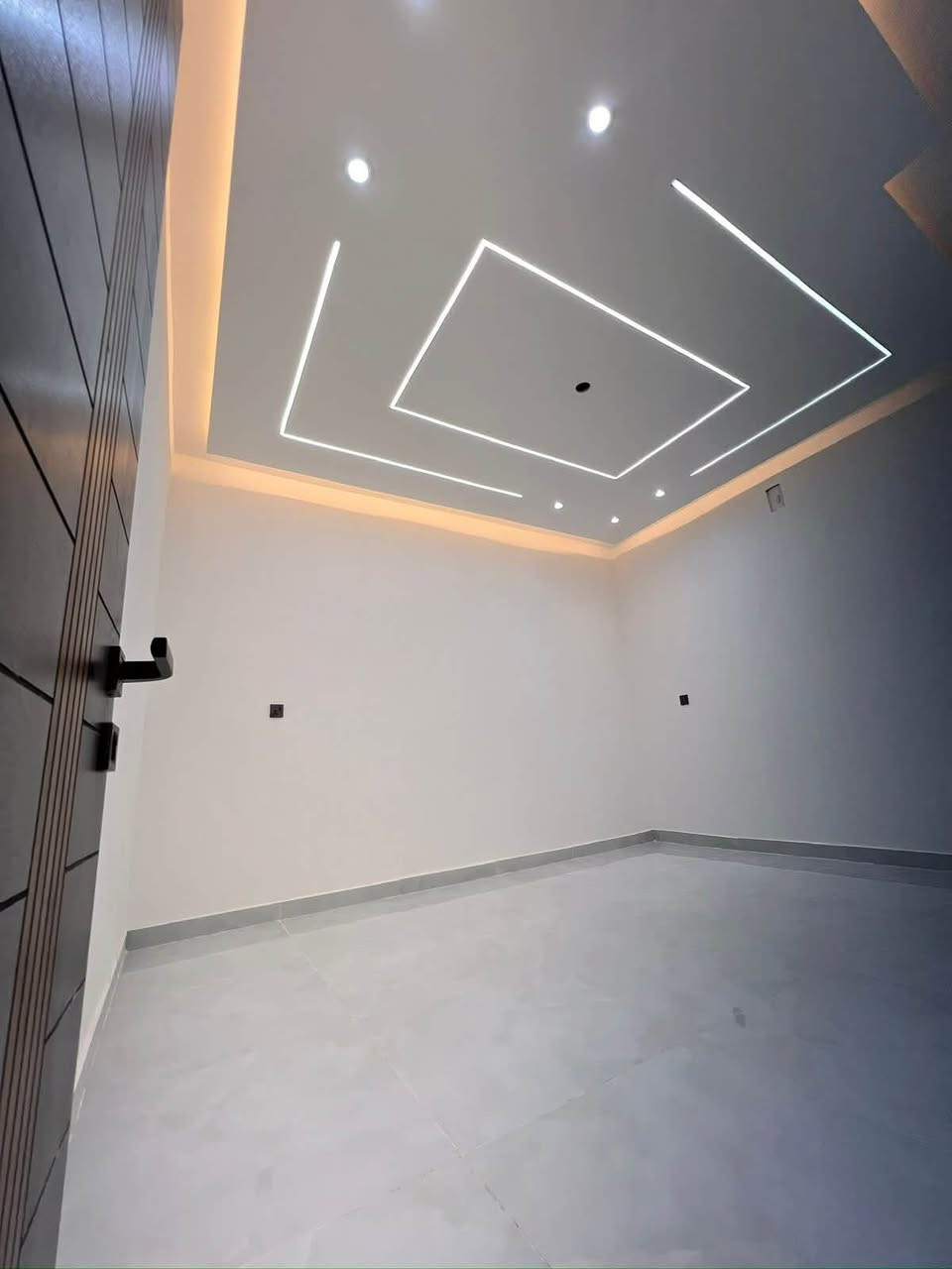 دار للبيع 100 متر 🏠

حي الجهاد مربع الامانه تسليم مفتاح 🔑 

خلال أسبوع شغل فول درحه اولى

📍مقابيل البيت سياج مدرسه عله طول الشارع 

         🫵🫵مواصفات الدار 👇👇

ارضيه بورسلين 80 في80 نانو بولش 

ديكورات صقوف صاله ومطبخ وغرفه نوم 🛌 

نضام درج بيانو 🎹 أناره 

محجر الدرج زجاج مسكرت 10 ملم 

باب قاصه بلازمه 

نضام حاكيه شاشه صوره وصوت 

جداران مطبخ وحمامات بورسلين هندي تصفير 

مدخلين ثلاث نوم 🛌 

اثنين حمام 🛁 صاله مطبخ 

***********
