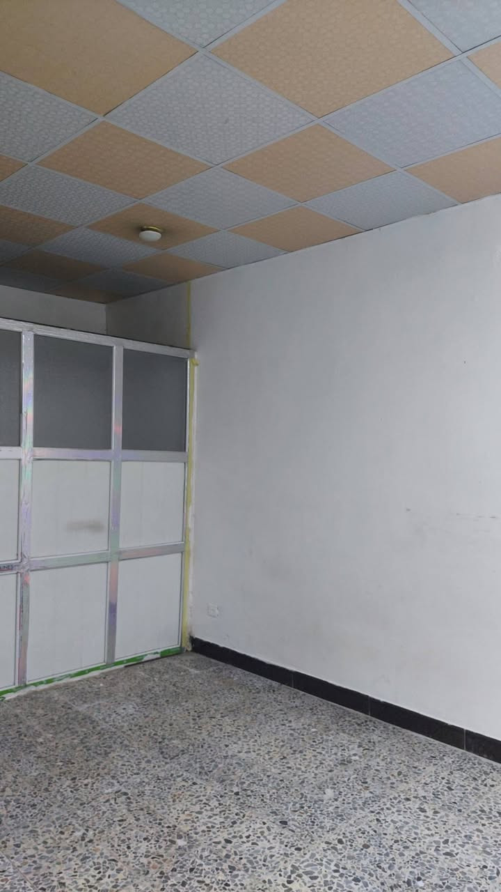 بيت للايجار حي العسكري كوفة قرب مدرسة السياب 100م غرفة سويت وصالة كبيرة مع المطبخ مفتوحة ومخزن تحت الدرج وصحيات وحديقة 325 الف مع الماء والكهرباء للاستفسار ***********
