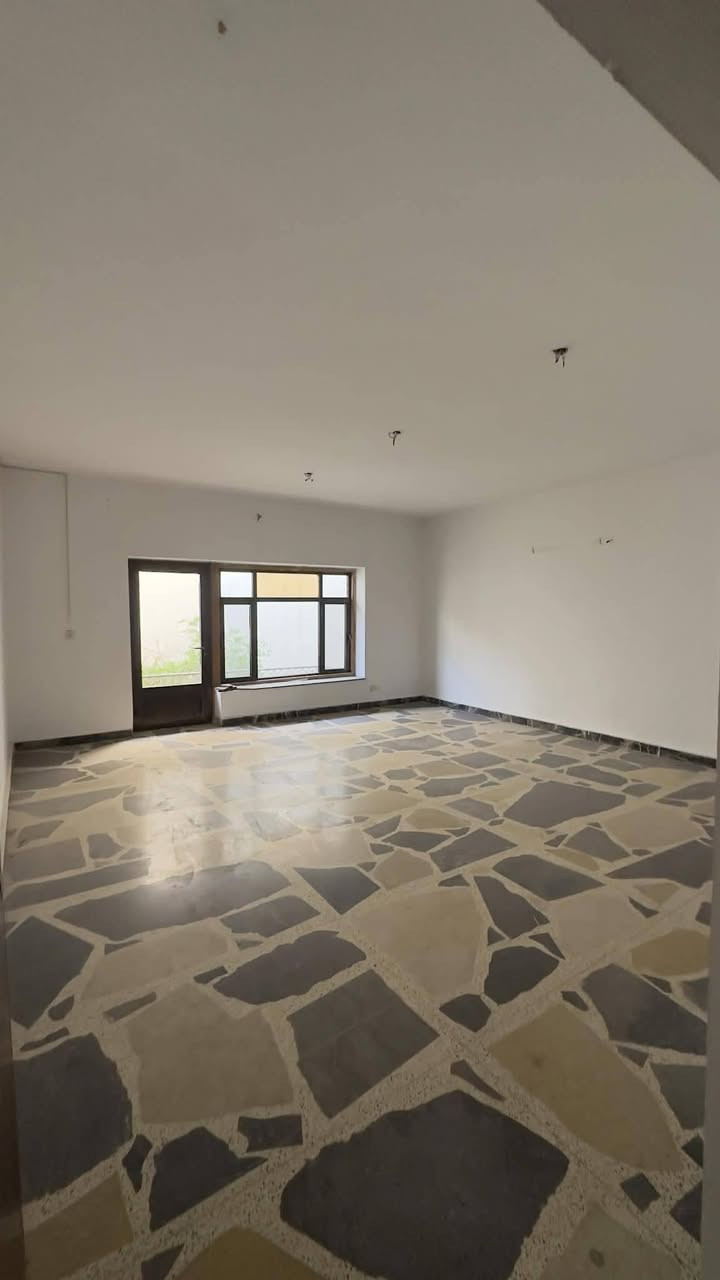 السلام عليكم بيت لليجار في حي النور تجاري قريب على معهد لرسه مساحه 600متر عدد الغرف 8هول مطبخ صحيات وستقبال كراج حديقه البيت حيل نظيف موقع مميزه التواصل ***********اسيا ***********
