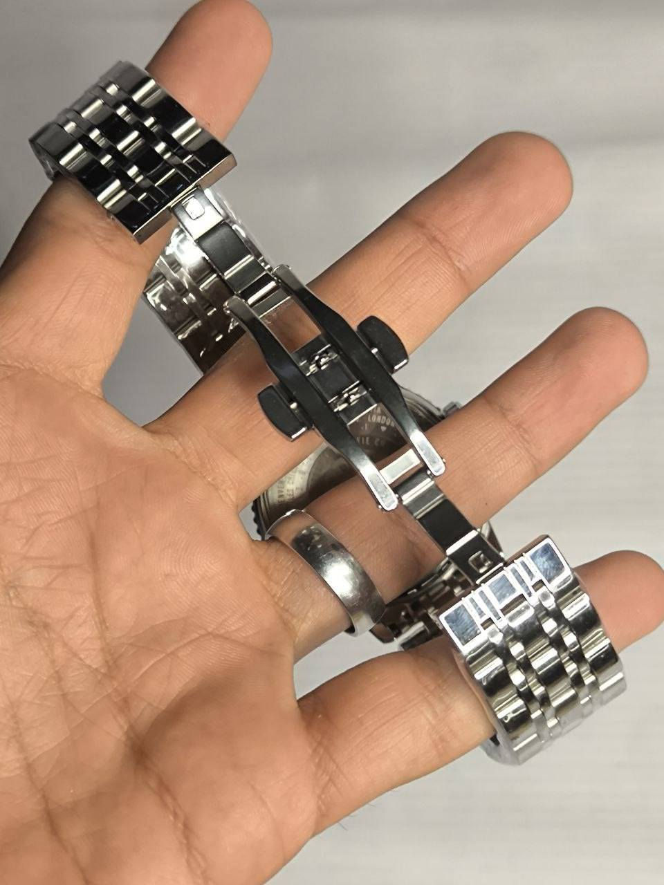 ساعة من ماركة برتلنغ Breitling

تحفة فنية 
مصممة للطيارين الحرفين والقباطن
مكينة كوارتز
ميناء فخمة مزودة بمنفذ تاريخ فول لامينوس اميال و ارقام
زجاج زفير ضد الخدش
مقاومة ماء وغبار 
رنك دوار 
سير ستانلس ستيل جودة عالية 
قفل فراشة 
الساعة مختمة بالكامل 
 
السعر : 30 ع اول تم
 للحجز والاستفسار يرجى مراسلة الصفحه


**إذا كنت صاحب هذا الإعلان وتريد حذفه لأي سبب، رجاءا أرسل رسالة إلى الدعم الفني**