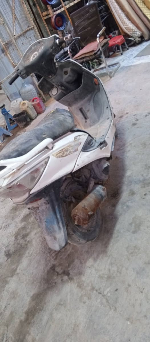 سلام عليكم شباب دراجه للبيع نوحه كامكو سرعته 140كوري شغاله وكامله كهربائياته شغاله سلف هندر بس يرادله باتري دراجه يرادله ترتيب بس اني ابيع كوم حديد شباب السعر 150 وبيه مجال بكاني بغداد الرشاد قريب على فلكت حي النصر *********** بي واتساب
