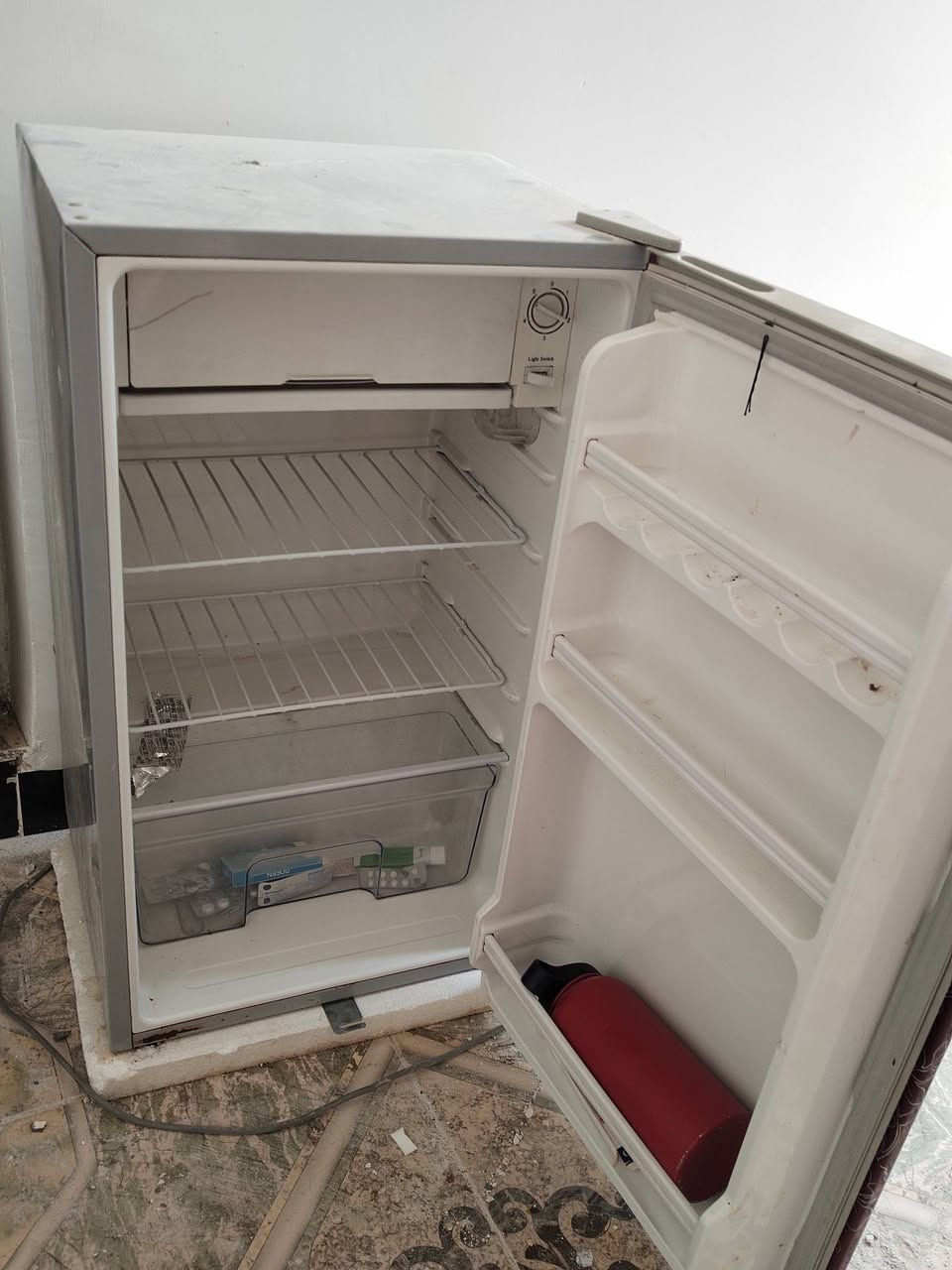 ثلاجه نظيفه حيل وشغاله وجمد ع فحص مع هذه المنضد تسكام خشب للبيع مكان طويريج قرب جسر الهنديه السعر 150 الف قفل
***********
