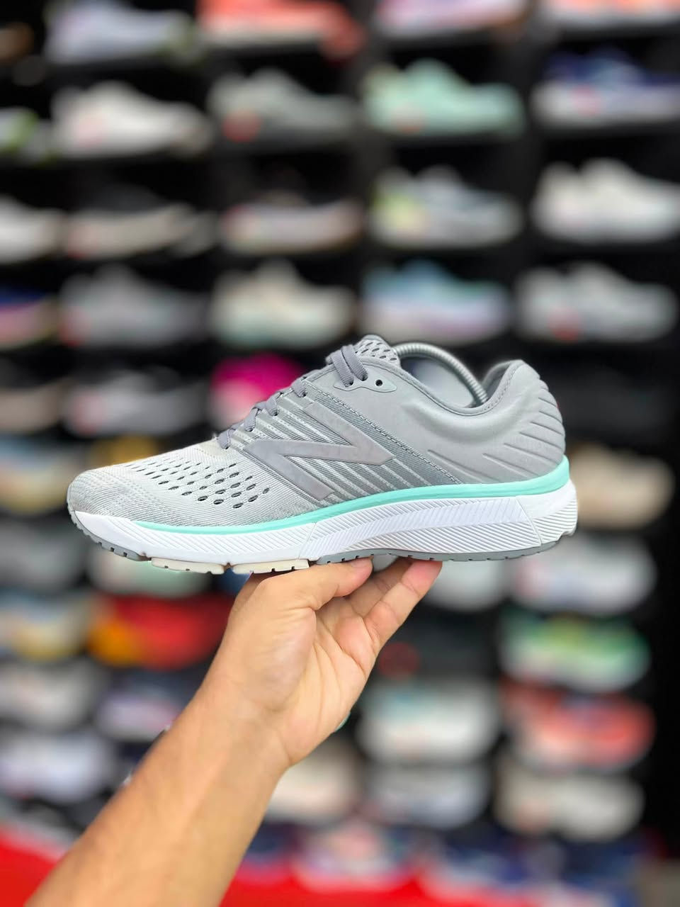 حذاء New Balance 860v10

مخصص للجري والمشي، يتميز بتصميمه الذي يجمع بين الدعم والثبات والراحة الفائقة أثناء الحركة.

قياس 42.5 القدم 27

السعر 75 الف

توصيل 5 محافظات 3 داخل النجف 
العنوآن نجف ملحق الروان
*********** واتساب
