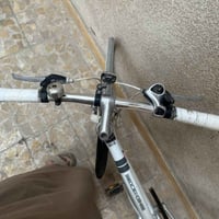 بيسكل c700 ابيض كلش نطيف وكلشي بيه شغال  وزنه جدا خفيف  كله بلادي وسيت...