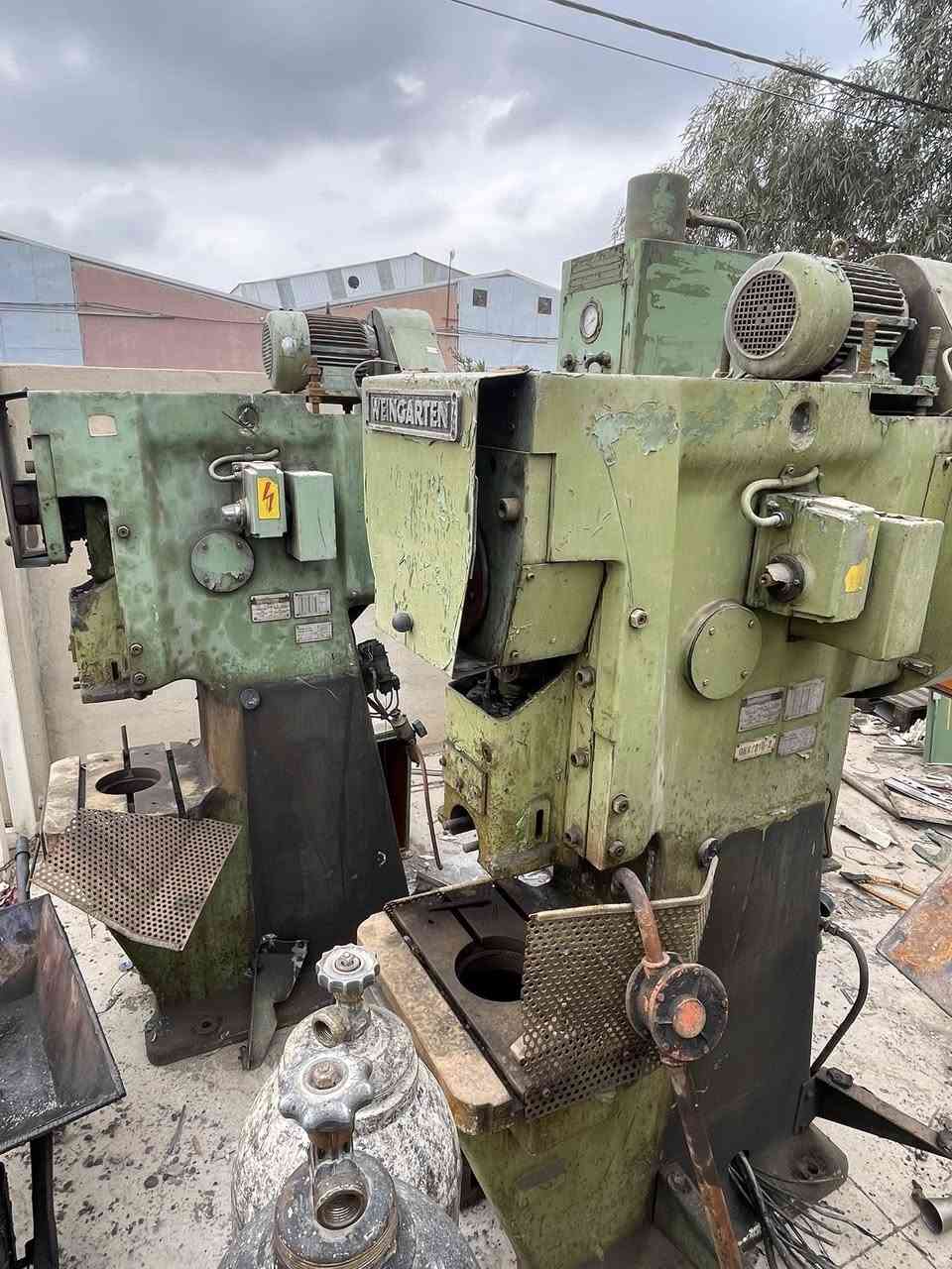 للبيع بريس قوالب احجام منوعه من زغير للجبير صنع الاماني كلمن وسعره مكاني كركوك ***********
