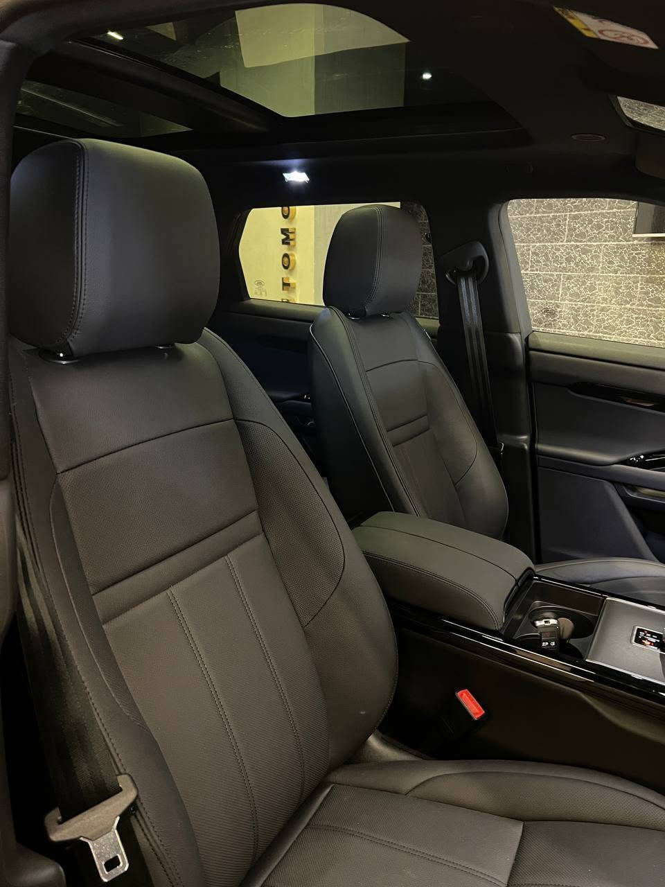 🚙 رينج روفر إيفوك P160 R-Dynamic موديل 2026 – زيرو
العربية بحالة زيرو بالكامل، مناسبة جدًا للي بيدور على الفخامة والأناقة مع أداء ممتاز.
✔ تشغيل بصمة
✔ إضاءة LED أوتوماتيك
✔ مثبت سرعة متكيف
✔ Apple CarPlay & Android Auto
✔ سقف بانوراما
✔ جنوط 19 بوصة
✔ كراسي كهرباء بميموري
✔ كاميرات 360 درجة
العربية مميزة جدًا في الشكل والأداء والراحة، جاهزة للاستلام فورًا.
📞 للبيع والتواصل واتس: 01030164055


**إذا كنت صاحب هذا الإعلان وتريد حذفه لأي سبب، رجاءا أرسل رسالة إلى الدعم الفني**
