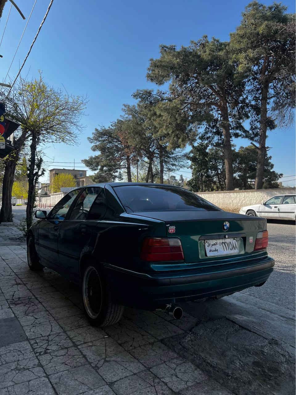 BMW E36 
ئارام پلاستیک بەشەرت 
جوار بستۆن مەکینە ئاۆروپی تازە باستراوە
گێر عادی
تازە کامل بۆیاخ کراوە 

 شاشە
کارەبای و گەرمی مەزبوتە 
لە ڕەسمەکان جوانترە
ئاڕم  بەشەرت 

***********
*********** السليمانية, العراق
