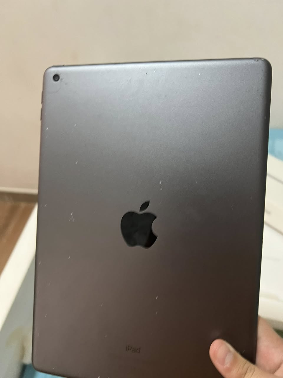ايباد الجيل التاسع  👌🏻' ذاكرة 256 نظيف تحديث iOS 26.5 
يجي معاه كفر مستخدم . مع سماعة ايربوت مستعمل مع قلم عادي وكيبل شحن ويعني ملحقاتك كاملة 

بي عيب بسيط الظهر مالتة بي نقاط بيظة كما موضح بس صورة 

السعر : 390 هو وملحقاته 

فقط رسائل ماكو اتصال 📞 
الواتساب ؛ ***********
