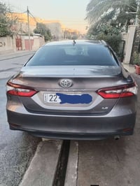 كامري موديل 2024 نفطي  مواصفات LE  ضررها باب السايق مبدل و ايرباك برده...