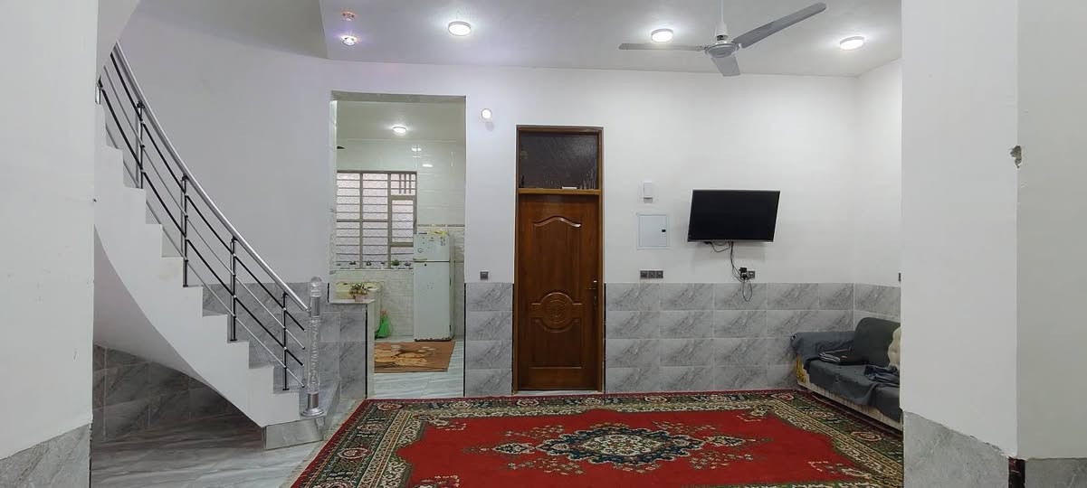 بسم الله... للبيع بيت في الموقع العسكري ال 8000 ملحق التربيه بنص لبناء ماء كهرباء خلف عمارت كاضم لحجامي ثالث قطعه عن لركن وعن شارع 30التجاري عرض لشارع 12...  المساحه 200م طابق واحد بناء حديث 2026 البتلو رفت كامل مسلح البيت يحتوي على غرفتين نوم 5×4
+صاله 7×4 وربع +ستقبال 6ونص×4 +مطبخ بارد5×4 +مطبخ حار 3×2
صحيات خارجيه وداخليه.. ويحتوي على محل 3×3... السعر 120وبيه مجال بسيط ***********
