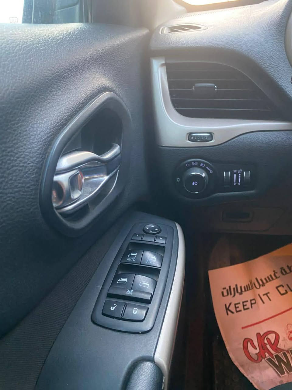 سلام عليكم جيب شيروكي ٢٠١٨ رقم جديد وسنوية جديدة وهزة جديدة حادث خلفي قطعتين فول عدة البانوراما  كفالة محرك كير والشواصي الغاد هم كفالة السعر ١٢٠ وبيها مجال للطيبين مكاني بغداد الكرخ ***********
