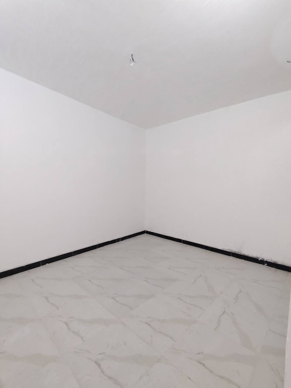 50 متر للبيع 
_طابو زراعي سند 25 قرار محكمه مرقم ومشمول بالتطويب
_قريب من الشارع العام بالخط الاول مسافة 100 متر 
_بناء طابوق نهروان جمهوري صب تسليح مركزي اساس وسقف السطح مطبك شتايكر 
_غرفه وصاله ومطبخ وصحيات داخليه ومدخل ومخزن بالطابق الثاني
خدمات كامله ماء كهرباء تبليط خط مولد سوك مدارس اهليه وحكوميه انترنيت
بسعر 26 وبي مجال
للاستفسار اتصل على *********** أو مراسله واتساب
