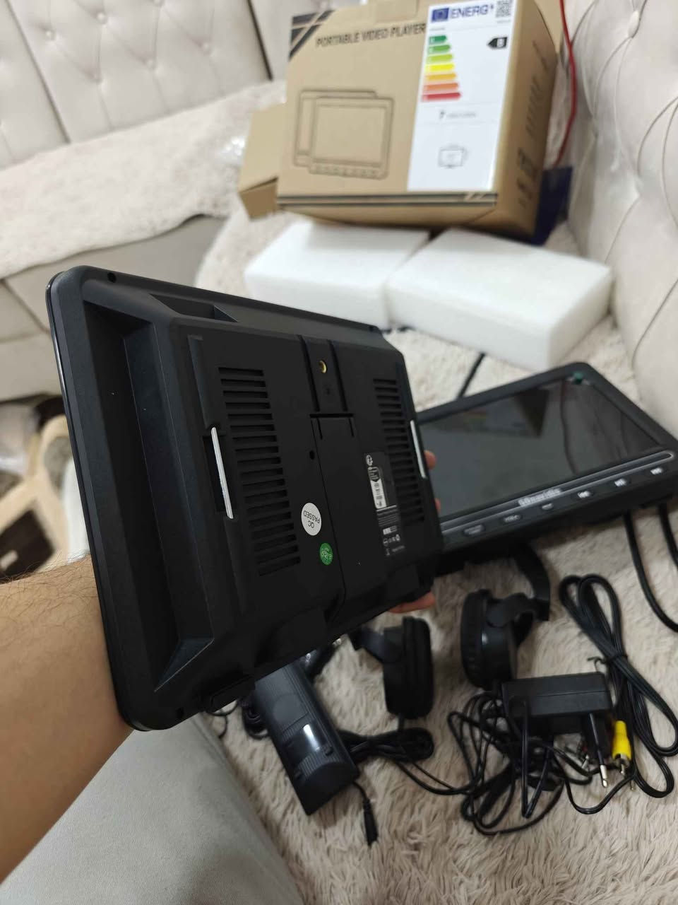 شاشە شەحن و کارەبایی و بە شوێن چەرخیش ئیش ئەکات بۆ سەیارە بۆ پشت کەلەی سایەق زۆر تایبەتە  و شازە + دوو هێدسێتی خۆی  لەگەڵە    شاشەکان ڕەپتی یەکترن  و شەحنە +کۆنتڕۆڵە+شوێن میمۆری +فلاش+ئۆکس + بۆ دەرەوەش بەکار دێت   لەناو پاکەتە و لەزگەی شاشەی پێوەیە بەکار نەهاتووە
نرخی 80 هەزار
*********** السليمانية, العراق
