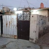 بيت تجاوز للبيع يطلع مساحته ١٠٠متر  يحتوي على غرفة نوم وصاله ومطبخ وصح...