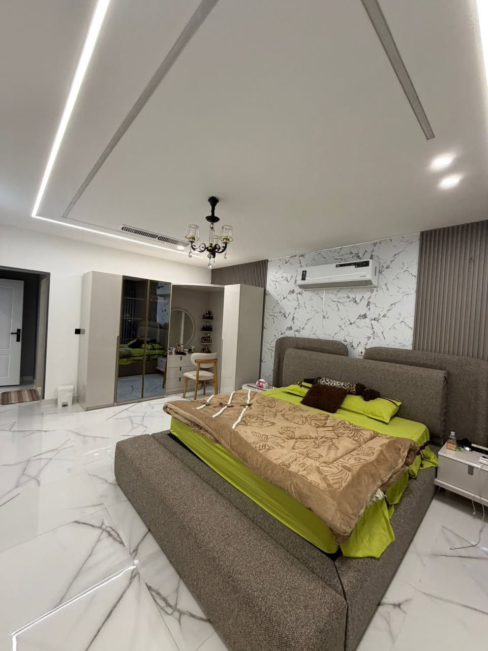 بيت ركن للبيع مجمع كنجان 
بيت ولا اروع وتفاصيل راقيه وموقع مميز✨
يتكون من كعده خارجيه 🏡
واستقبال والمطبخ حار و بارد 
و ٦غرف نوم وبيها ١٠ مجموعة صحيات 
ومزبح وحديقتين و الواجها تجي مرمر 
للتفاصيل اكثر:
***********
