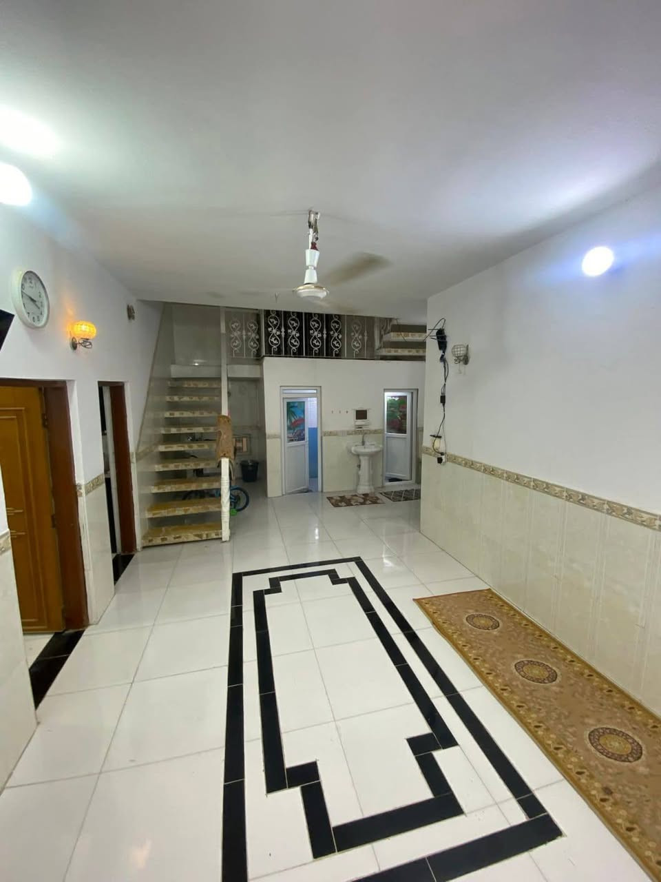 ( السعر ب١٧٥ مع مجال بسيط) بيت طابقين (طابوصرف)   (سند مستقل)حديث (المساحة ٢٠٠ متر) يتكون من خمسة غرف) واستقبال وصالة عدد ٢ومجمع صحيات داخلية وخارجية الموقع (كربلاء المقدسة بل التحديد بقضاء طويريج) منطقة ام الهوى ((للستفسار بآدارة الوسيط العقاري الاستاذعلي خلف الشمري( ***********) (***********)للعازم على الشراء من المحافظات العراقية نحن في خدمتكم
