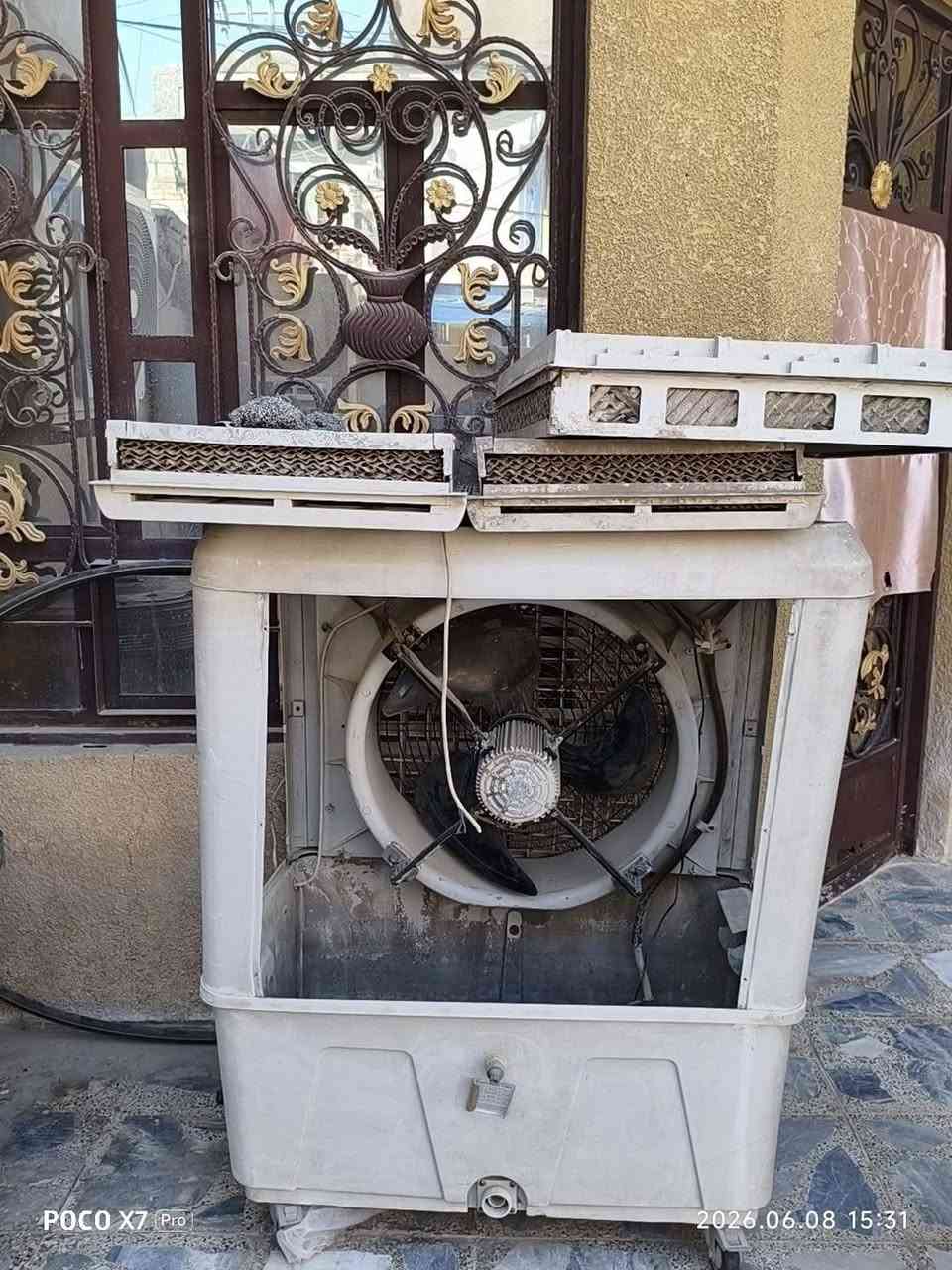 سبلن طن نقص غاز
ثلاجه كبيره الباب مالتهة واكع اثلج 
مبرده كببره جده  ومبرده وسط بيهة خلل بسيط 
ومبرده صغيره تشتغل 

ابيعهن شعل السعر ٤٠٠ 

مكاني الزعفرانيه 
***********
