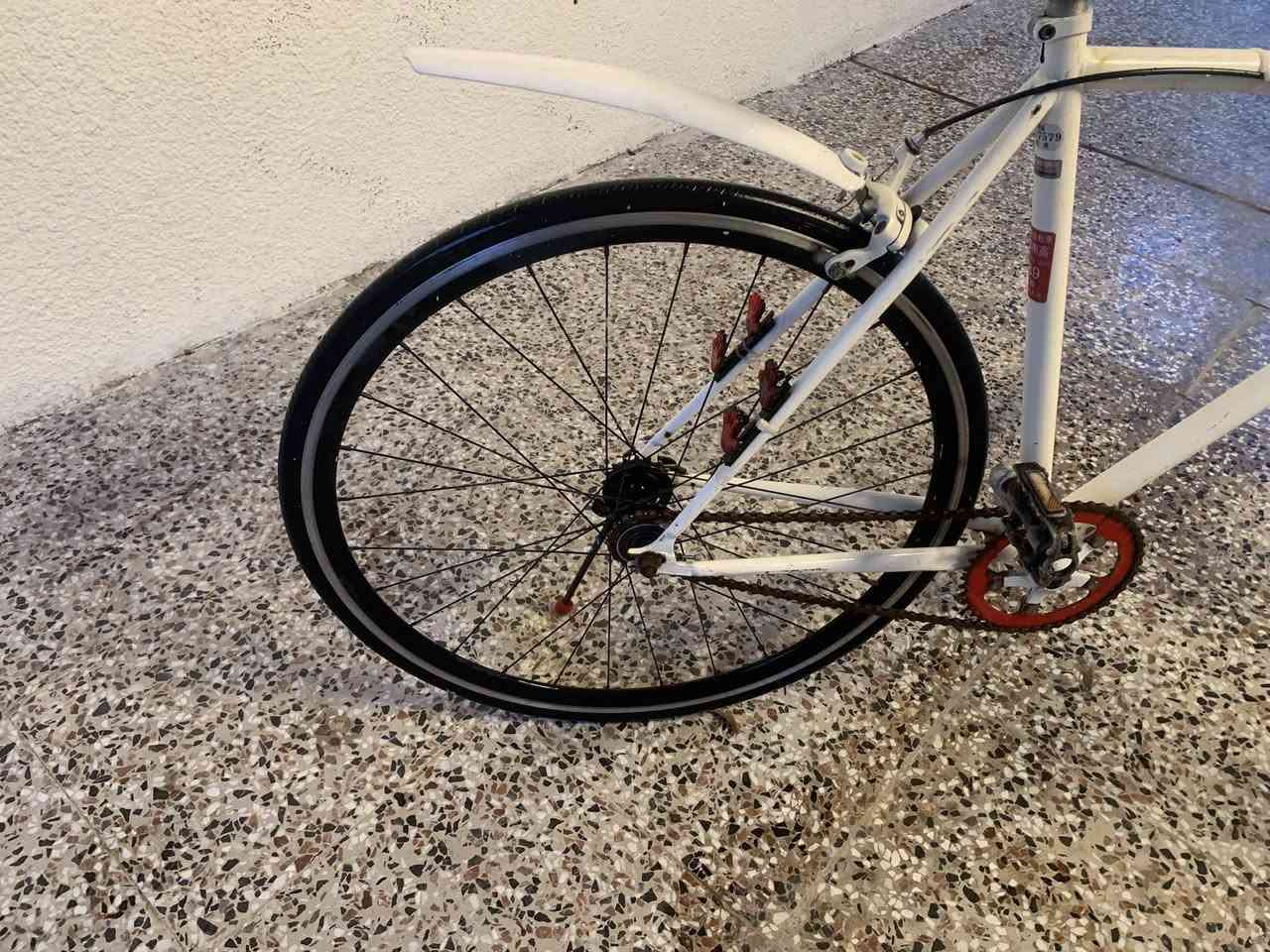 السلام عليكم بايسكل C700 للبيع بايسكل نضيف جدا مثل ما موضح بل شكل نقص بريك امامي فقط السعر 110 وبي مجال المكان الغزاليه البكريه هاذا رقم بي واتساب ***********
