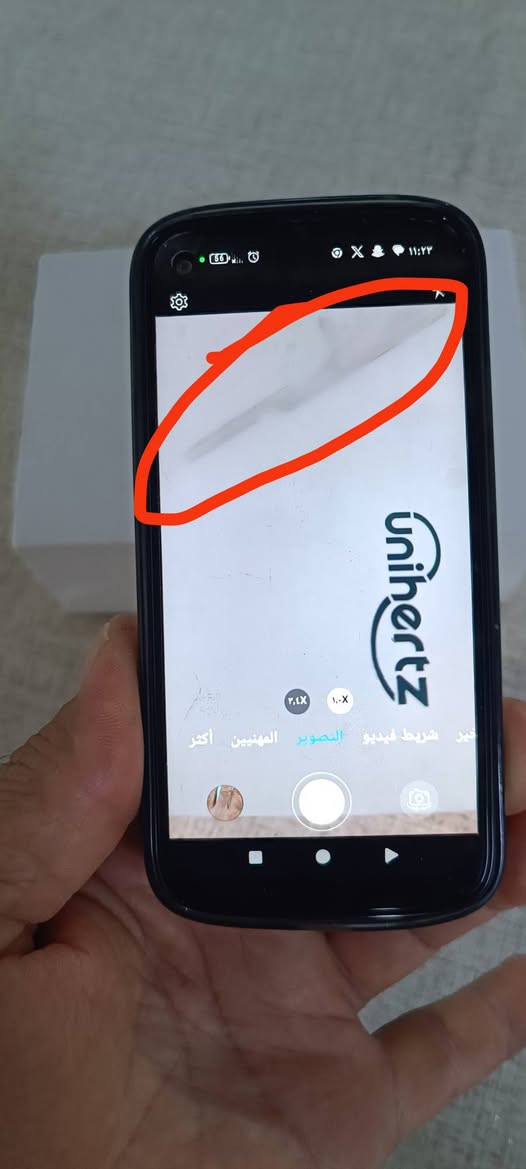 ​ئەگەر پێتوابێت مۆبایلە بچووکەکان بێهێزن، ئەوا مۆبایلی Jelly Max تەواو سەرسامت دەکات! ئەم ئامێرە بچووکترین مۆبایلی 5Gیە لە جیهاندا کە هێز و توانای مۆبایلە گەورەکانی لەخۆیدا کۆکردووەتەوە.
لێرەدا گشت وردەکاری و مواسەفاتە بەهێزەکانی ئەم مۆبایلە ناوازەیەتان بۆ دەخەینە ڕوو:

​🧠 هێز و کارکردن (Performance):

​پڕۆسێسەر: خاوەنی چیپی بەهێزی MediaTek Dimensity 7300 (5G) کێشەی خاوبوونەوەت بۆ دروست ناکات و تەنانەت بۆ یاری و کارە قورسەکانیش گونجاوە.

​ڕام (RAM): خاوەنی 12GB ڕامی جۆری LPDDR5 (کە خێراییەکی بێوێنەی هەیە لە گۆڕینی نێوان بەرنامەکاندا).

​بیرگە (Storage): خاوەنی 256GB بیرگەی ناوەکی خێرا لە جۆری UFS 3.1.

​📸 کامێرای سەرنجڕاکێش (Cameras):

​کامێرای سەرەکی دواوە: 100 مێگاپێکسڵ (100MP) بۆ گرتنی وێنەی زۆر ڕوون و تێر بە وردەکاری.

​کامێرای دووەم: کامێرای تێلەفۆتۆ (Telephoto) بە ڕوونی 8 مێگاپێکسڵ.

​کامێرای سێڵفی: 32 مێگاپێکسڵ بۆ وێنەی سێڵفی ناوازە و پەیوەندی ڤیدیۆیی ڕوون.

​🔋 پاتری و بارگاویکردنەوە (Battery & Charging):

​پاتری: خاوەنی پاترییەکی گەورە بە قەبارەی 4000 mAh (کە بەراورد بە قەبارەی مۆبایلەکە زۆر نایابە).

​خێرایی بارگاویکردنەوە: پشتگیری لە شەحنی زۆر خێرای 66W دەکات! (تەنها لە ماوەی 20 خولەکدا نێزیکەی 90%ـی پاترییەکەت شەحن دەکاتەوە).

​📺 شاشە و دیزاین (Display & Design):

​شاشە: قەبارەی 5.05 ئینج کە زۆر بە ئاسانی بە یەک دەست کۆنترۆڵ دەکرێت و بۆ ناو گیرفان بێزارکەر نییە.

​سیستەمی کارپێکردن: کار دەکات بە نوێترین سیستەمی Android 15.

​⚙️ تایبەتمەندییە ناوازەکانی تر:

​پشتگیریکردنی تەواو لە تۆڕی نەوەی پێنجەم 5G.

​خاوەنی پەنجەمۆر (Fingerprint) لە بەشی دواوەی مۆبایلەکە بۆ پاراستنی زانیارییەکانت.

​خاوەنی Infrared (IR Blaster) بۆ ئەوەی مۆبایلەکەت وەک کۆنترۆڵی تەلەفزیۆن و سپلیت بەکاربهێنیت.

​خاوەنی دوگمەیەکی سووری تایبەت (Programmable Key) کە خۆت دەتوانیت فەرمانی پێبدەیت (بۆ نموونە بۆ کردنەوەی کامێرا یان لایت بە یەک دۆگمە).

​✨ بۆ کێ گونجاوە؟

بۆ ئەوانەی بێزاربوون لە مۆبایلە گەورە و قورسانە و دەیانەوێت مۆبایلێکی بچووک، شیک، و لە هەمان کاتدا زۆر بەهێزیان لە دەستدا بێت.

​ئەگەر پێتوابێت مۆبایلە بچووکەکان بێهێزن، ئەوا مۆبایلی Jelly Max تەواو سەرسامت دەکات! ئەم ئامێرە بچووکترین مۆبایلی 5Gیە لە جیهاندا کە هێز و توانای مۆبایلە گەورەکانی لەخۆیدا کۆکردووەتەوە.

200 هەزار نرخێتی
وە شەرتی بێ عەیبی کلەشاحنەیی بیلادی 
ئەو تەمەیی ناو شاشە نەوێت هیچ عیبەیەکی نییە


**إذا كنت صاحب هذا الإعلان وتريد حذفه لأي سبب، رجاءا أرسل رسالة إلى الدعم الفني**