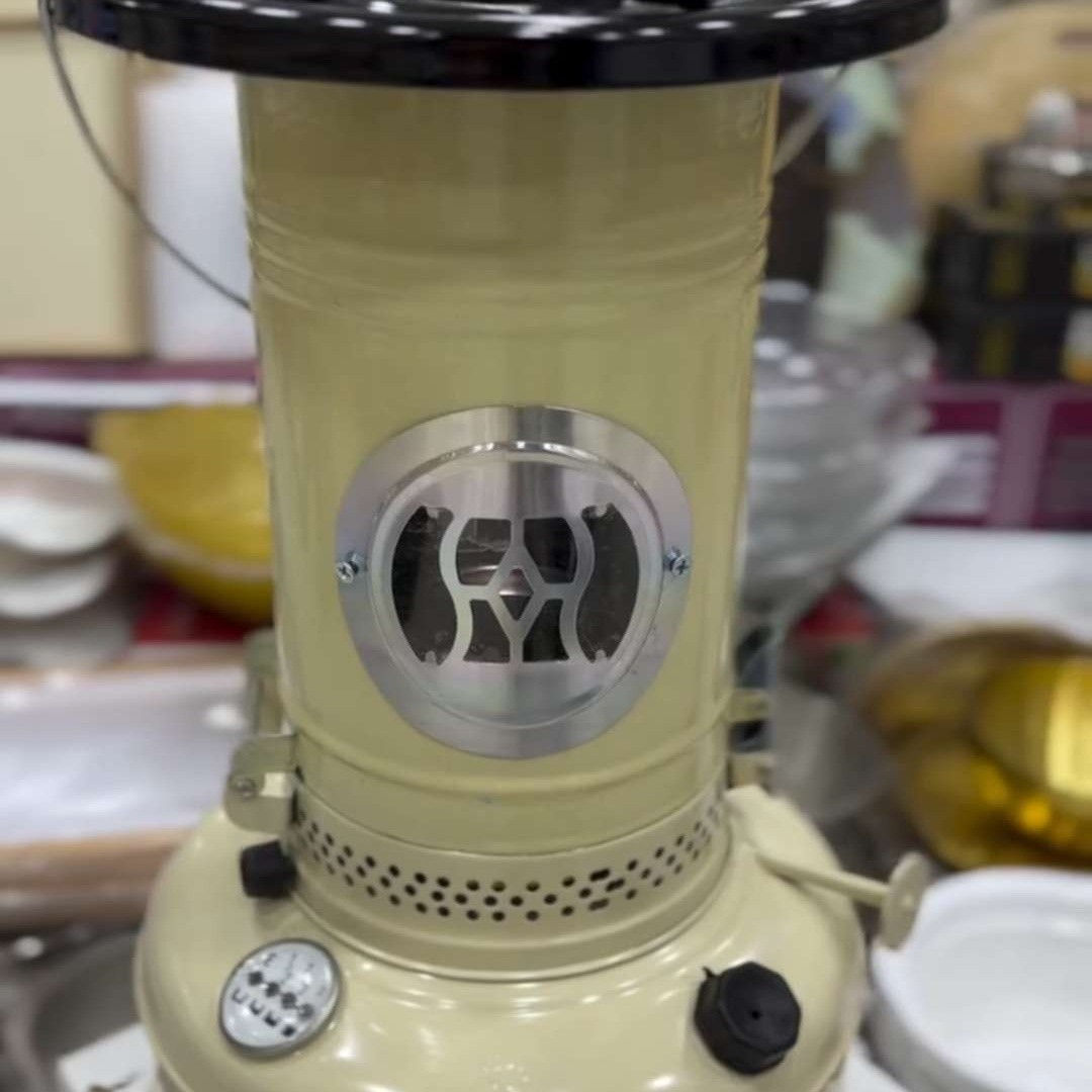 صوبة علاء الدين نفطية كلاسيك – NIKOOKAR (موديل Valor 600)

الاستخدامات

تدفئة الغرف، المجالس، والمنازل في فصل الشتاء.

مناسبة للاستخدام داخل البيوت، المخازن، أو الأماكن التي لا يتوفر فيها كهرباء.

خيار عملي للتدفئة أثناء الطوارئ أو انقطاع التيار الكهربائي.

تُستخدم بالوقود النفطي (الكاز  النفط الأبيض).

المميزات

تصميم كلاسيكي قوي من المعدن يتحمل الاستخدام الطويل.

تعمل بدون كهرباء، اعتمادًا كاملًا على الوقود النفطي.

مزودة بمؤشر مستوى الوقود لمراقبة الكمية بسهولة.

نظام فتيل داخلي للتحكم بدرجة اللهب والحرارة.

قاعدة ثابتة بأرجل معدنية لثبات أفضل أثناء التشغيل.

شبكة علوية معدنية لتحمل الأواني أو توزيع الحرارة.

مقبض جانبي معدني لتسهيل الحمل والنقل.

فتحات تهوية محيطة لضمان احتراق متوازن.

تصميم آمن مع غطاء علوي للحماية.

المقاسات التقنية:

ارتفاع المنتج: 41 سم

قطر المنتج: 23 سم

محتويات الصندوق

صوبة علاء الدين نفطية NIKOOKAR

فتيل داخلي (مركّب)

عبوة التغليف الأصلية

الملاحظات

تعمل على الوقود النفطي فقط (نفط أبيض).

يُفضل استخدامها في مكان جيد التهوية.

لا تحتاج إلى كهرباء أو بطاريات.

قد يختلف لون الطلاء أو تفاصيل بسيطة حسب الدفعة.

قياس الكارتون:

الطول: 24 سم

العرض: 24 سم

للحجز والاستفسار مراسلة الصفحه 🫥

الارتفاع: 42 سم


**إذا كنت صاحب هذا الإعلان وتريد حذفه لأي سبب، رجاءا أرسل رسالة إلى الدعم الفني**