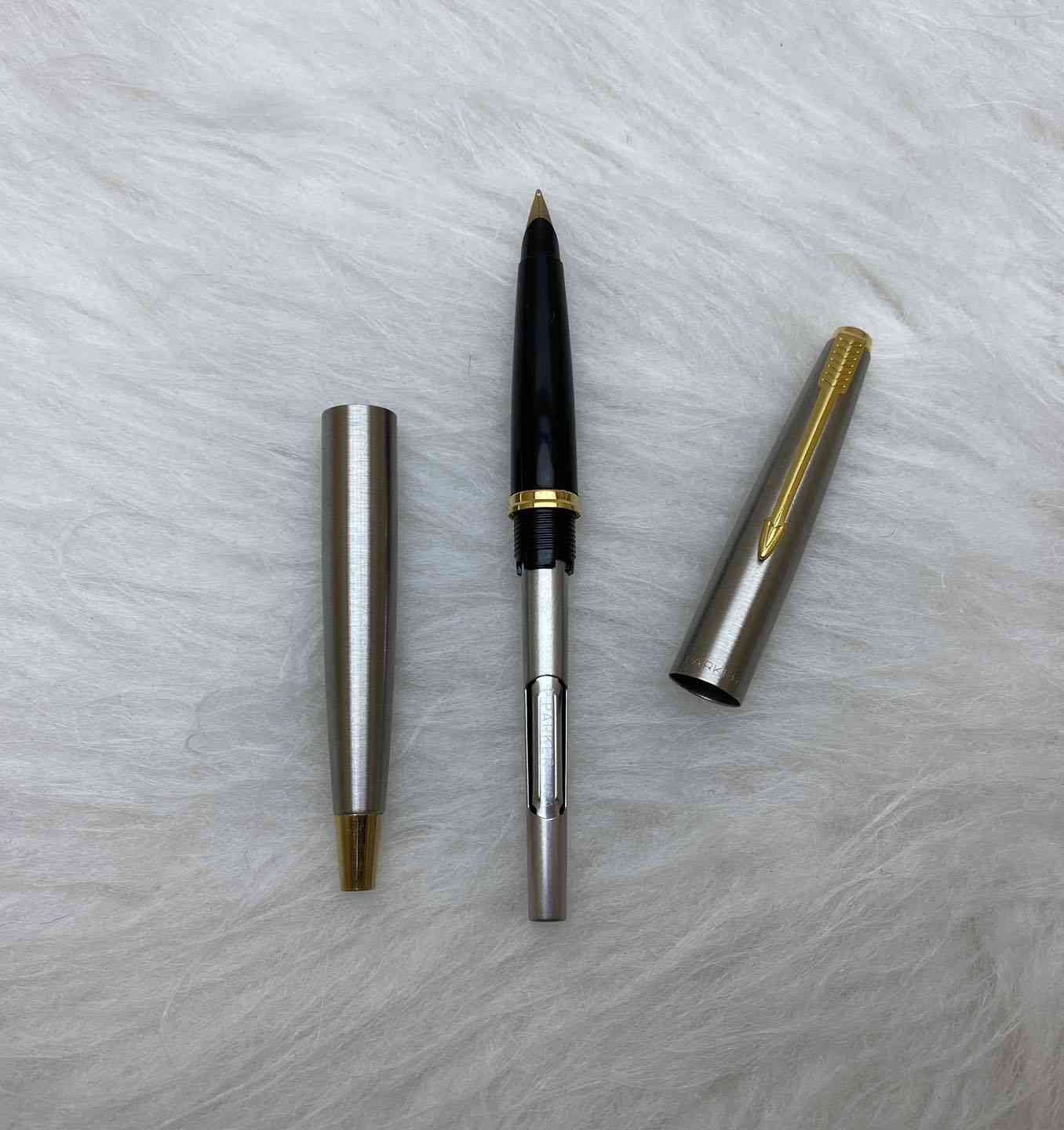 PARKER(45)
قلم باركر 45
حبر
إنكليزي  و امريكي المنشأ اصلي 
ستانلس ستيل 
ريشة(سلاية) ذهب عيار 14k
جنكال + حلقات طلاء ذهب
حجم الخط  متوفر M / F
انتاج سنة الثمانينات 
جديد غير مستخدم
للاستفسار المراسله على الخاص او الاتصال بالرقم  *********** 
يوجد خدمة توصيل داخل بغداد و محافظات
