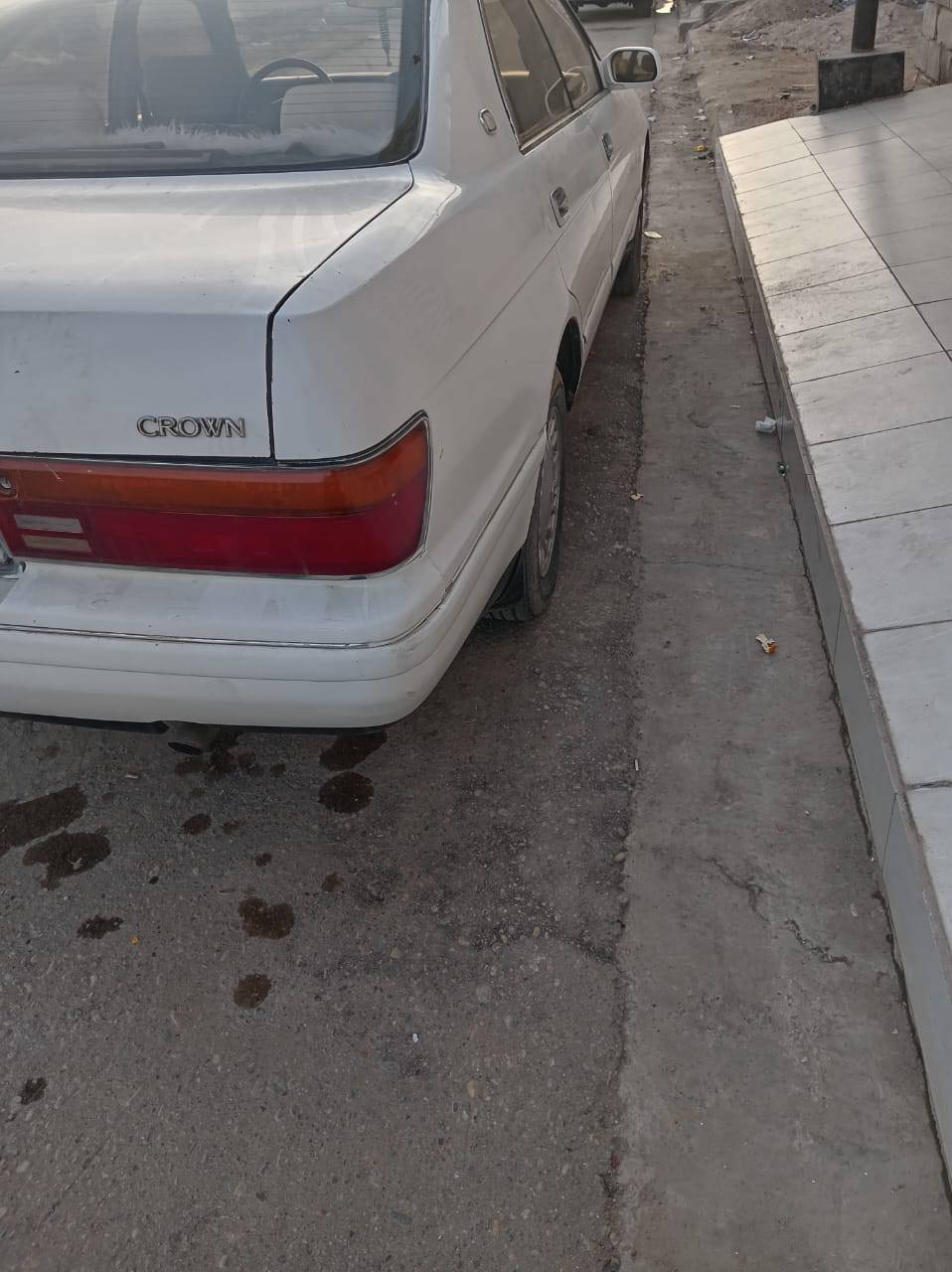 السلام عليكم سياره بطه البيع فصل موديل ٩٣ الون ابيض رقم بصره مكفول من الكصه والنقل جثه راعيه موجود بل العماره محرك في فيتي السعر ٥٥ وبيه مجال قليل العنوان العماره حي الجامعه تلفون ***********
