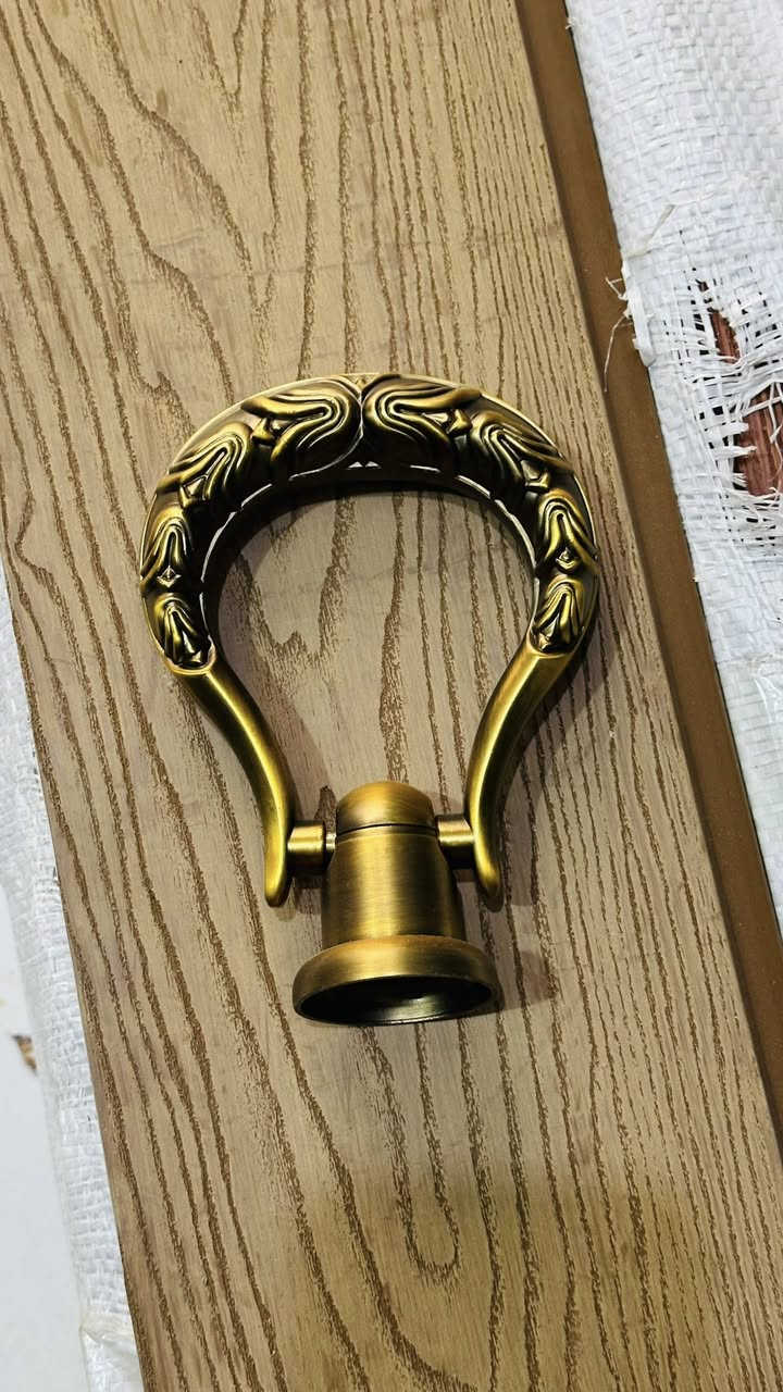 تتوفر مطارق باب 
جميع الالوان و الاشكال
————————————
الشطره / شارع دبي / قرب مستوصف الفتاحية 
***********
