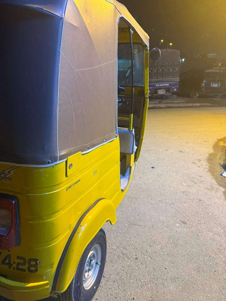 السلام عليكم :تكتك موديل ٢٠ رقم وسنويه انكليزي بيها دوس معمره ومكينه مجفته تجفيت شركه وخير من لله   سعرها 6900 وبيها مجال بسيط حك الجيه  تكتك حلوه وبيها نصبه تخبل  شراي يتصل عليه أو يراسلني واتساب ***********
