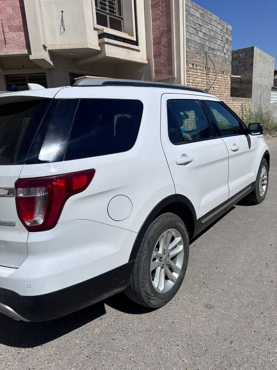 فورد اكسبلور موديل ٢٠١٧ xlt
المواصفات : 
-شاشه كبيره لمس 
-جي بي اس وتحديد المواقع
-نظام كار بلاي 
- بصمه تشغيل وابواب 
- كراسي فول كهرباء 
- تحكمات ستيرن 
- نظام تحديد السرعة 
- نظام تبريد مركزي 
- ٧ راكب 
- محرك ٤ سلندر تيربو 
- صندوق كهربائي 
-لايت ابيض ضبابي 
-رمز باب السائق 
رقم اربيل ومميز وباسمي وسنوية وهزه جديده ، حادث بسيط كلش فقط شويه من البنيد اضافة بارد بسيط 
سيارة كامله مناقصها شي گير ومحرك كفاله 
السعر ١٨٠ ورقه والشراي بي خير ويدلل 
مكانها الفلوجة 
للاستفسار : ***********
