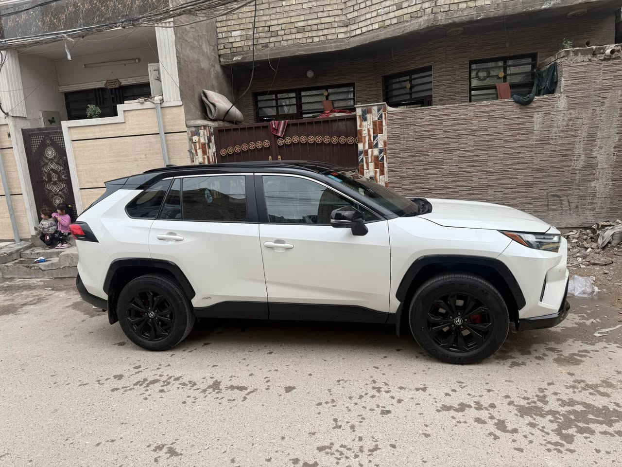 السلام عليكم🚗
تيوتا راف 4 هايبرد موديل 2022 فول لمتد 1/1 اعلى فئة بالراف للبيع رقم بغداد باسمي تحويل ثاني يوم

وارد امريكا حادث دعامية  ولايت جهة اليمين  

بيه صبغ صندوق 🎁 ربع  مع باب 🚪 جهت ايمين بارد.  فقط.  

السيارة نظيفة جدا وبحالة ممتازة 

ماشية 50 الف  

مواصفات السيارة 

كاميرات 360ْ

كاميرا امامية + خلفية + جانبية + كاميرا بالمرايا 

رادارات امامي خلفي جانبي 

حساسات امامي خلفي جانبي 

قيادة ذاتية 

تبريد منفصل امامي وخلفي 

كشنات جلد 

كشنات تدفئة تبريد المقاعد الامامية والخلفية 

خزن الكشنات ميموري 

كشن كهرباء

حساس توقف امامي front parking sensor

حساس توقف خلفي assist parking sensor

عداد السرعة ديجتال 

شاشة كبيرة 9 انش 

فور ويل AWD 

ثلاث وضعيات للقيادة eco + normal + sport

اشاير بالمري + نقطة عمياء 

لايت زينون بلادي + حاجب لد 

فتحة بالسقف 

اشاير ترحيب

انارة داخلية محيطية 

دخول ذكي + خمس بصمات بالابواب 

جنطة كهرباء تفتح بحساس الرجل 

ستستم صوت 8 سماعات JBL 

وهواي بعد مواصفات نسيت اذكرهن 

السيارة بحالة ممتازة
*********** 
السعر ٢٢٠
