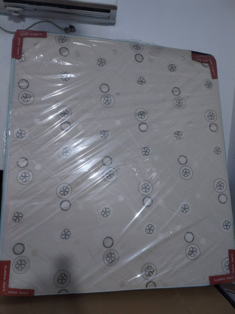 سلام عليكم دوشكه جديد كلش بعده حته محد نايم علىه بس حنه نبيع مستعمل ***********
