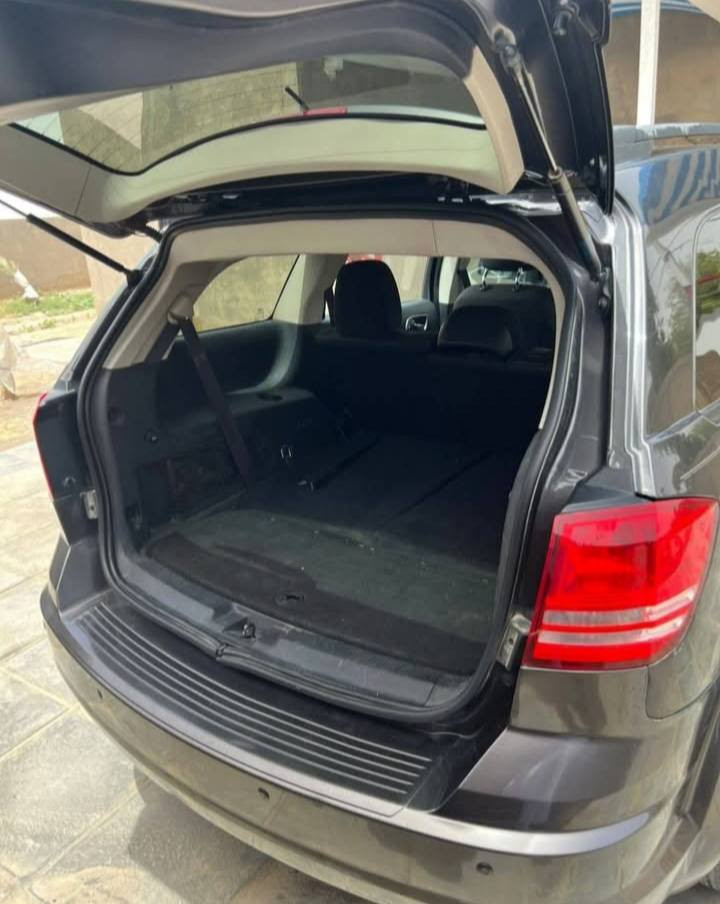 سلام عليكم
رمضان كريم 
سياره جورني للبيع موديل 2017 سياره كير مكينه حداديه تبريد تدفئه خير من الله تدفئه وتحكم بلستيرن محرك 2400 تيربو 7 راكب تبريد 3 قطع سياره حادثه خفيف بس دعاميه ولايت كما موضح في الصوره وبيه بارد بسيط ورش في البنيد فقط  سياره بأسمنه رقم ذي قار دولي 
السعر: 130 
الرقم: ***********
