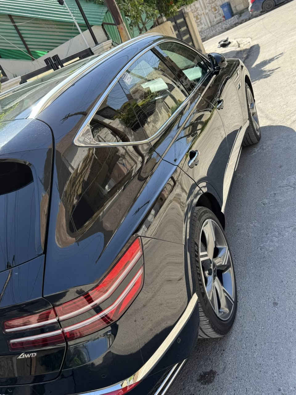 السلام عليكم   Genesis gv80 2025 للبيع
برستيج السياره فول للاخير
ضربتها صندوك خفيفه مصلح نفسه 
بدون دواخل ايرباك السياره كلش حلوه
محرك 6 سلندر 3.5 تون تيربو 375 hp 🔥 
4 كامرات 12 حساس بيها واوتو بارك 
رادارات بكل مكان 
كشنات 4 كهرباء وتدفئه تبريد بيها وستيرن تدفئه كشن السايق مساج بيها خاصية العطر من الشاشه
5 بوب شفط 
بردات كهرباء
المري الوسطي كامرا
16 سماعه صوت قوي جدا
بصمه تقدم السياره وترجعها
ماشيه 14.500 كيلو متر

رقم اربيل مكاني بغداد 
السعر…54000$
***********
