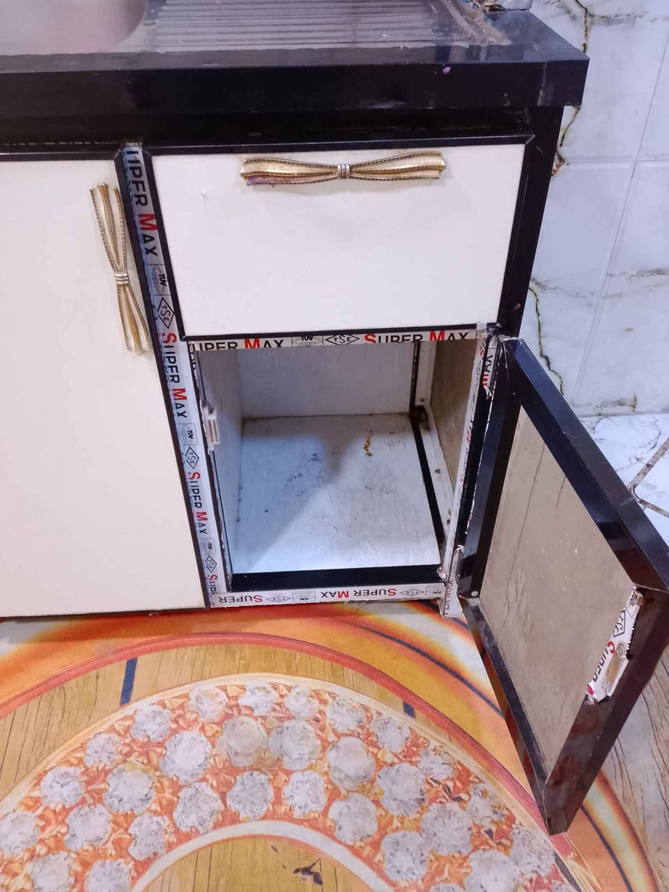 للبيع   كاونتر  اخو الجديد متر ونص  سنك وتعليك  بدون اضرار   سعر 190  / + سنك متر و 20 مرمر اخو الجديد مستخدم سبوع بس مبطن لباب وجهين  سعر 140 / العنوان بصره  تاميم   للاستفسار ***********  متوفر توصيل البصرة, العراق
