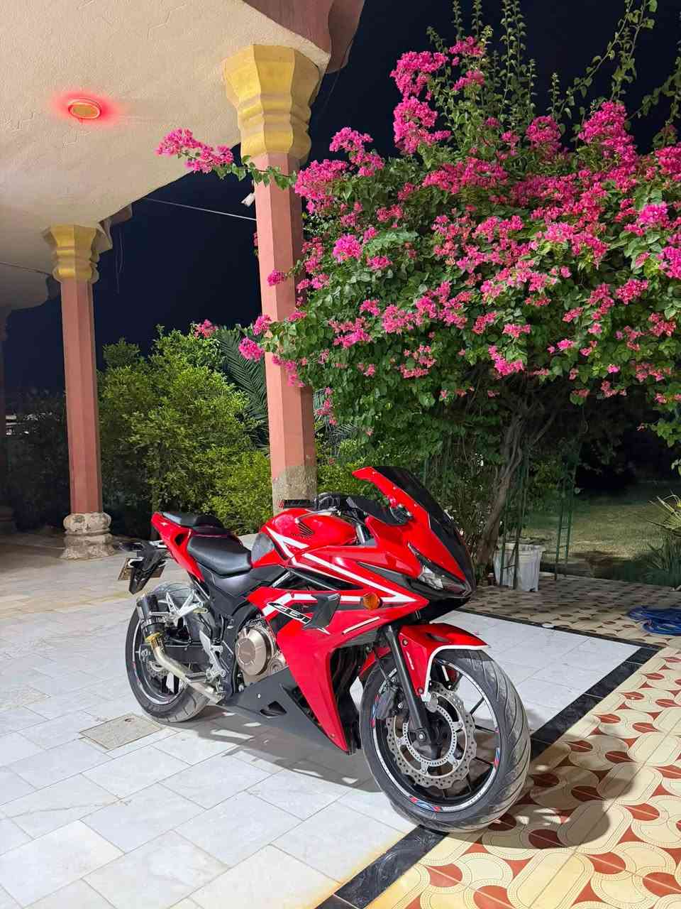 السلام عليكم بطح للبيع او المراوس 
بطح cbr - 500rr موديل 2017 
الدراجة رقم وسنوية تحويل ثاني يوم رقمها مشروع وطني 
مكفولة كفالة عامة من التاير للتاير الدراجه نضيفة كلش جيب فيتر وافحص واطلع بيها لسوريا 
بريك ABS 
الدراجة ماشية 7000 يعني اخو الرمبة 
ناقصها فقط خيال 
السعر خاص او اتصل ع الرقم وبي واتساب ***********

