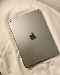 آيباد الجيل التاسع • ٦٤ جيجا • واي فاي فقط