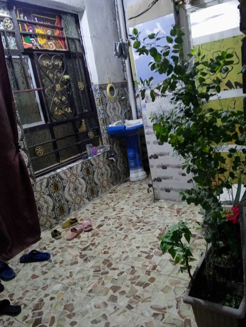 بيت للبيع 100 متر زراعي سند25 مع محل من ضمن البيت وفوق البيت بيتونه و غرفة بمساحة المطبخ  وستارة 
 العنوان بغداد حي البتول 
 الأرضية والسقف صب
وعالي عن الشارع نص متر وقريب عن شارع العام وبناء جديد سنة 2018 
الخدمات . مجاري المنطقة جديدة
وماء الاسالة مستمر 24 ساعه وكهرباء
وشارع تبليط و منطقة مرغوبة 

السعر 80
رقم الواتساب ***********
