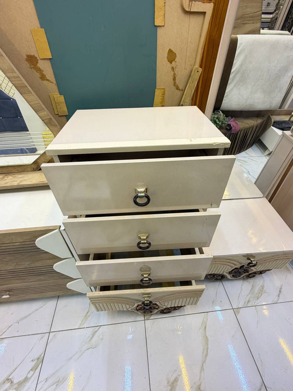 غرفة🧿 🧿   نوم مستخدمة نضافة 80‎%‎
عددالقطع 9
شغل ثقيل
كوالتي عالي 
ملكي 
سعرها مليون و250/مليون و100 
شد و نقل داخل بغداد مجاني


**إذا كنت صاحب هذا الإعلان وتريد حذفه لأي سبب، رجاءا أرسل رسالة إلى الدعم الفني**