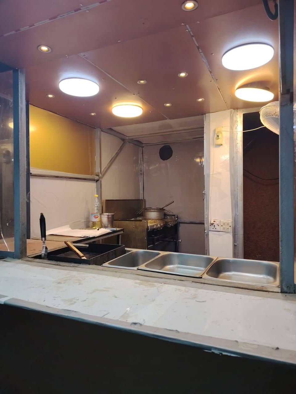 السلام عليكم كشك للبيع متنقل وجاهز من الاضوية الداخليه و الخارجيه وطباخات 2 يجن وياه واحد مال همبركر واحد مال فلافل غراضة كامله،،،للأستفسار،،،***********
