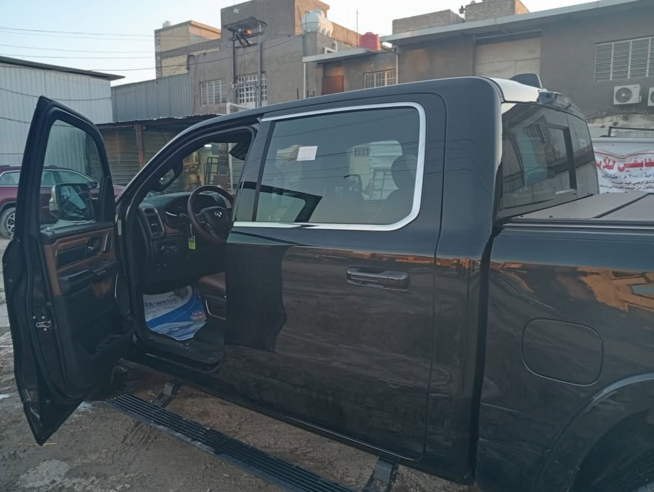 السلام عليكم 
دوج رام 2023 وكاله خليجي مكفوله كفاله 
رقم اربيل باسمي تحويل ثاني يوم 
فول مواصفات 1/1 
ماشيه 29 الف 
شنو المواصفات البالك بيها البدي سلايد عل الريموت 
مكان السياره بغداد 
لاستفسار خاص 
او الاتصال على ***********
