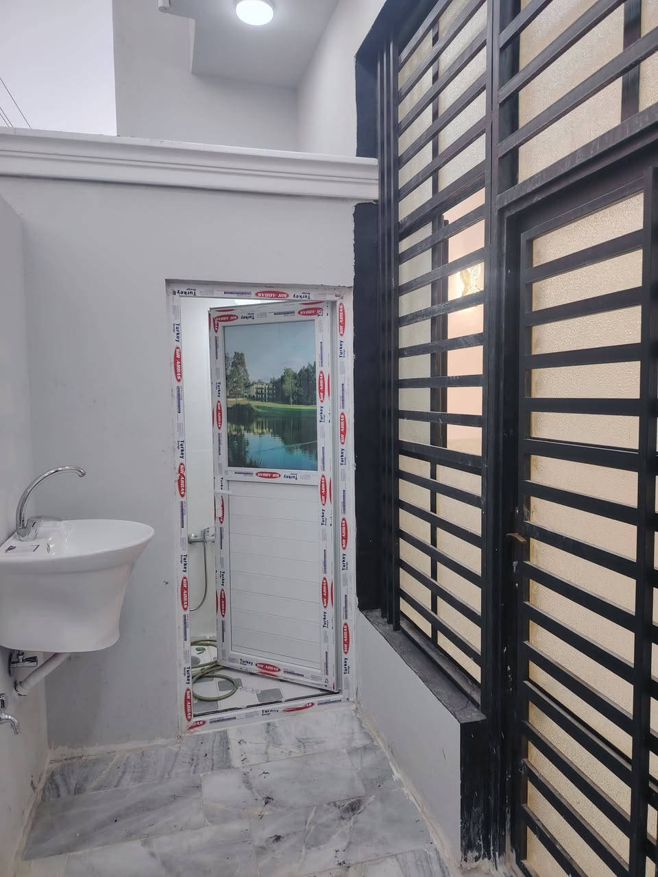 بيت ١٠٠ متر حي ميسان ع مشتل حرف T قريب ع شارع الكيات
بناء جديد درجه اولى صب كونكريت طابقين يحتوي على 

غرف عدد ٢ وصالات عدد ٢ صحيات عدد ٣ ومطبخ واستقبال

السعر ١٤٢ مع المجال
للاستفسار الاتصال ع رقم ***********
