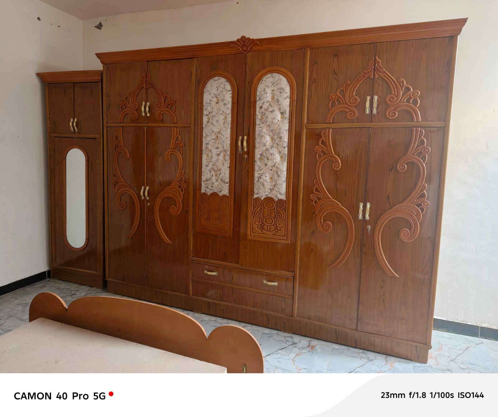 السلام عليكم ورحمه الله
غرفه نوم نجاره جديده مامستخدمه 
مثل ماشوفون كدامكم السعر  مليون وقابل لتفاوض
***********
