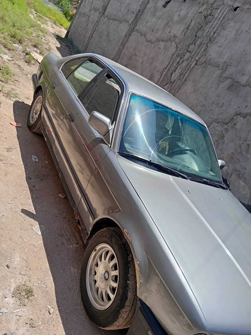 سياره للبيع بي ام 535 السعر 40 ورقه وبيها مجال قليل العنوان بابل المحاويل حي ابو زديره الرقم ***********
