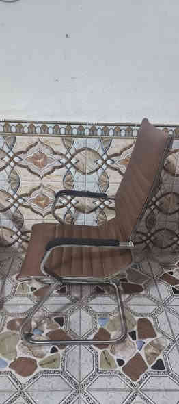 كراسي نضيفات كلش مال مكتب او ديكور سعرهه 110 وبيهه مجال بسيط المكان / البنوك.       
الرقم/ ***********
