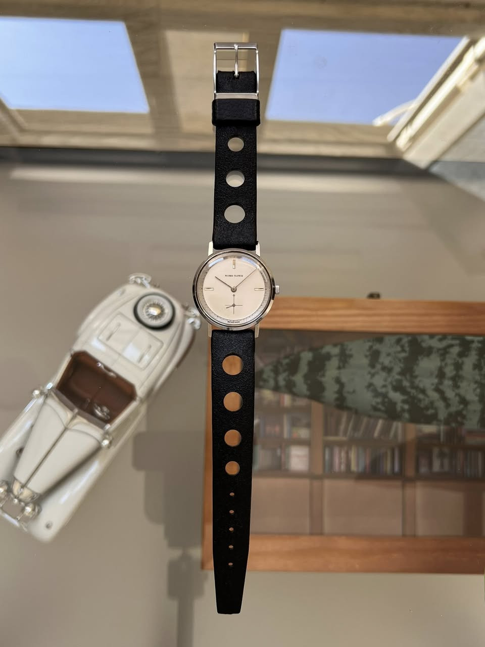 1960 Numa-Super
القطر:33mm
تحفة تجسيد للأناقة الكلاسيكية بلمسة عصرية. تتميز الساعة بميناء (Dial)
أبيض نقي مع مؤشرات ذهبية ناعمة وتصميم فريد لثوانٍ فرعية عند رقم 6، مما يمنحها طابعاً هندسياً مميزاً.
المنشا : سويسرا
المواصفات الفنية:
• الحركة: ميكانيكية (تعبئة يدوية)، تحتوي على 17 حجر (Jewels 17)
ضمان الدقة والمتانة.
• الميناء: تصميم بسيط وراقي شعار النجمة المميز وعلامة "Swiss Made".
• الحالة: الماكينة تظهر بحالة ممتازة ونظيفة جداً (كما هو واضح في الصور)، مما يعكس جودة التصنيع السويسري القديم.
• الحزام: حزام جلدي أسود رياضي مثقب (Rally Strap) يضيف لمسة
شبابية وقوية
الحالة: مخزنة بعناية (Mint Condition)، 
الماكينة :نظيفة جداً
🔸للأستفسار يرجى التواصل خاص 🔻


**إذا كنت صاحب هذا الإعلان وتريد حذفه لأي سبب، رجاءا أرسل رسالة إلى الدعم الفني**