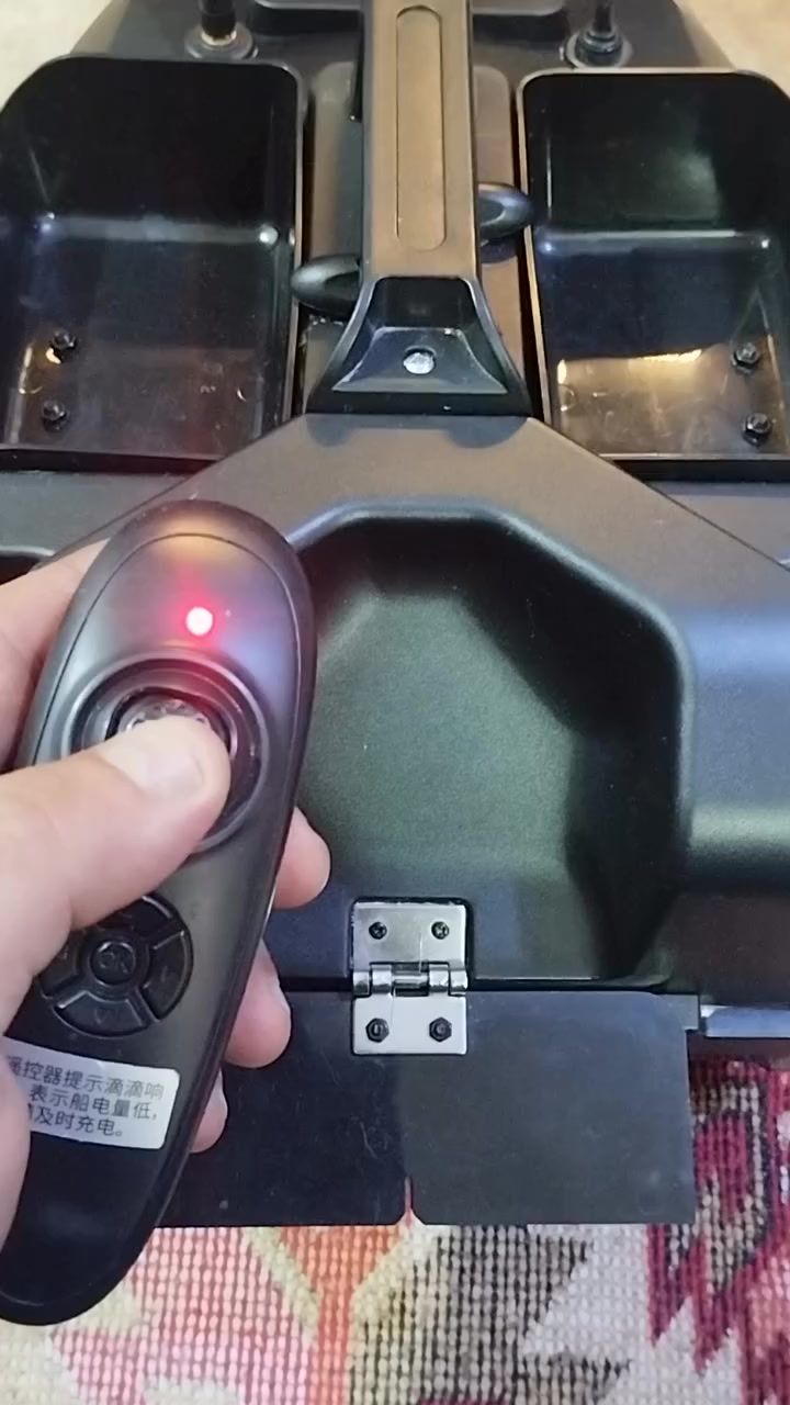 بلم تعليف جديد غير مستعمل بطارية ١٢٠٠٠ نازل مرة وحدة للمي للفحص بي نقص الليطة مال باب الخلفي اي بلاستيكة تنكص تتسواله عل اول تم ١١٠
***********
