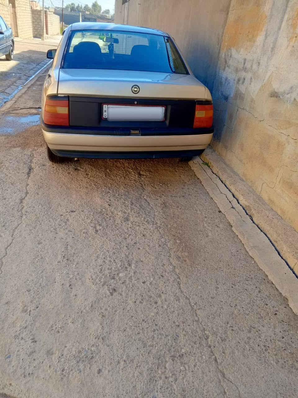 السلام عليكم
فكترا ١٦ موديل ١٩٩٠ 
محرك تعمير جديد 
داخلها حيل نظيف 
مصبوغة عام للجمالية فقط 
تايرات جدد 
رقم نينوى مسطرة 
سنوية عظم الى ٢٠٣٠ 
السيارة باسمي وشرط التحويل 
باقي التفاصيل اتصل على الرقم 
***********
