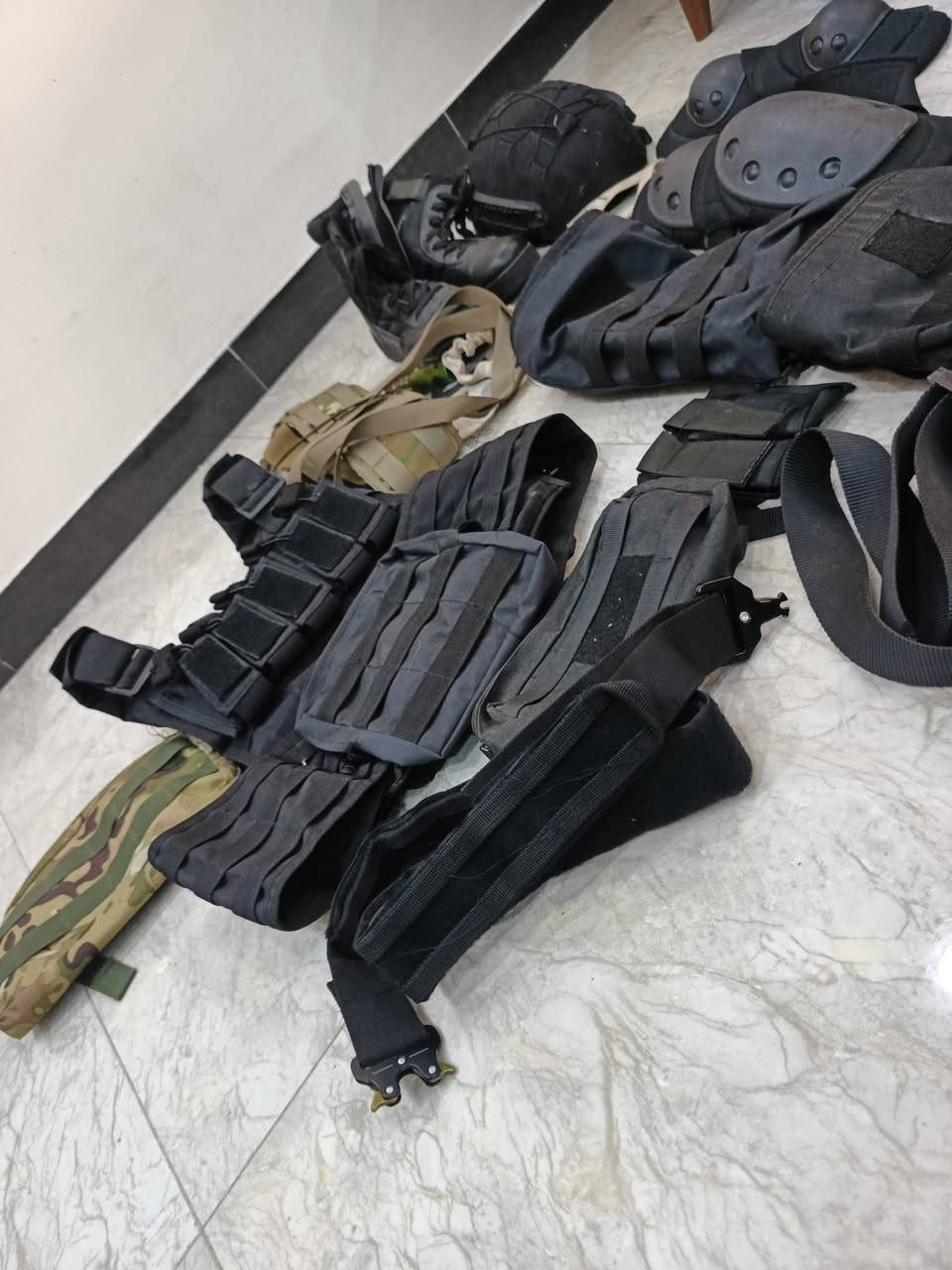 السلام عليكم 
خوذه و مشلح مولتكم ابو اليلك اصلي 
وحبل طياره 
وكسارات اصليه 
و مشلح اسود 
ودرع اسود وجنطه لايت وجنط مال مشلح 
الي يفيدنه ينطي سعر وبلعافيه 
مكاني بغداد الكاضميه


**إذا كنت صاحب هذا الإعلان وتريد حذفه لأي سبب، رجاءا أرسل رسالة إلى الدعم الفني**